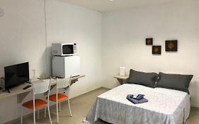 Casa edícula no centro com Smart TV